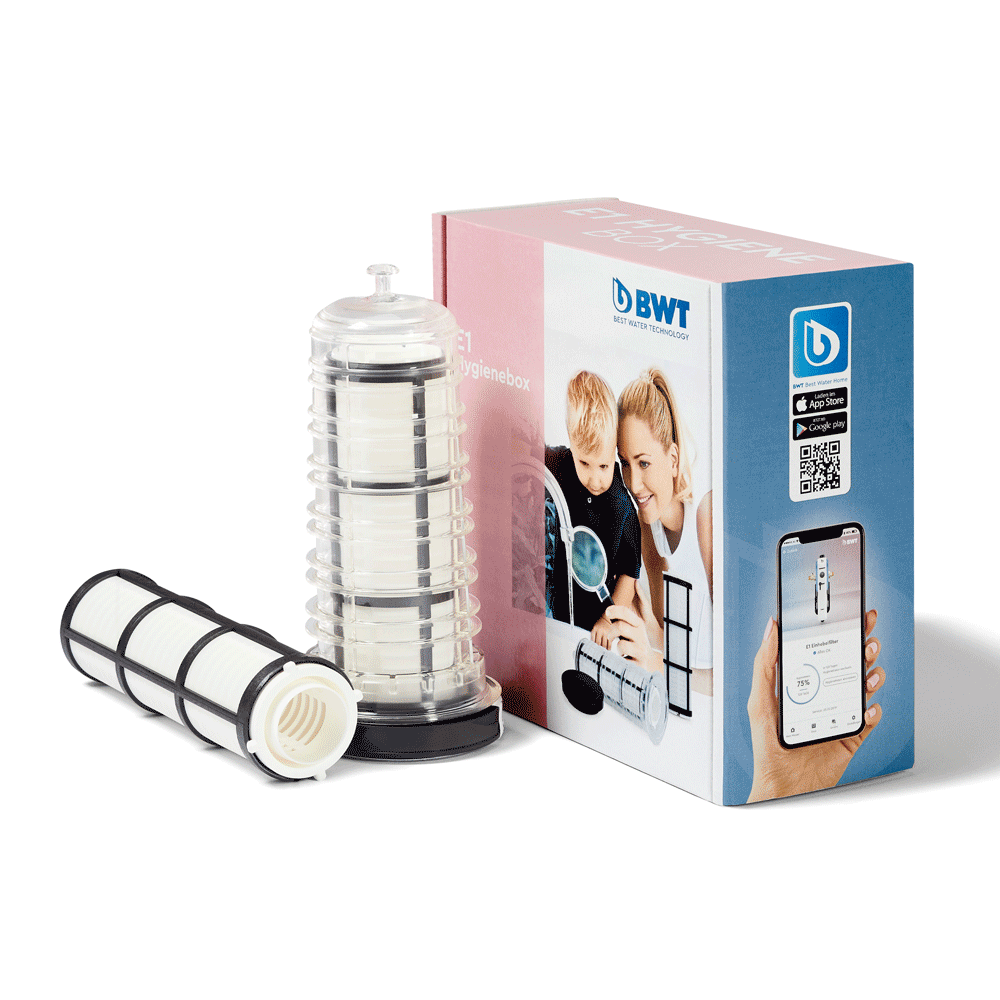 Schwarz-weisses Filterelement, nebem durchsichtiger Hygienebox und Kartonverpackung. 