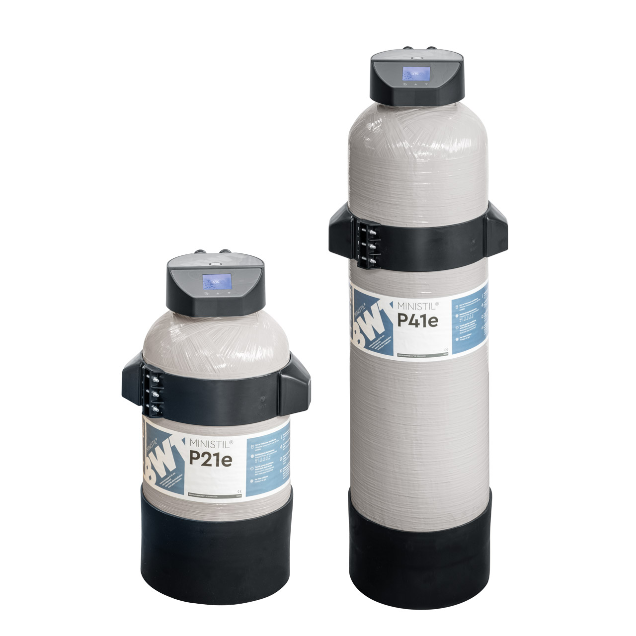 Zwei BWT MINISTIL Vollentsalzungspatronen nebeneinander, jeweils mit integriertem Mess- und Anschlusskopf.