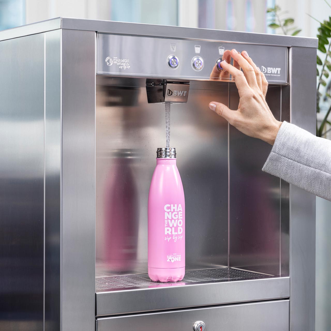Pinke Flasche unter Wasserspender