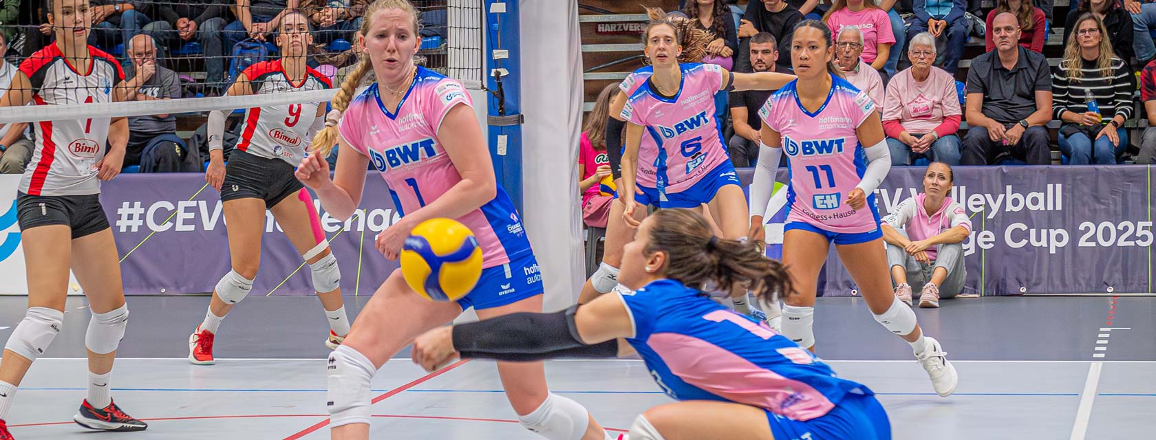 Eine Volleyball-Spielerin macht eine Manchette.