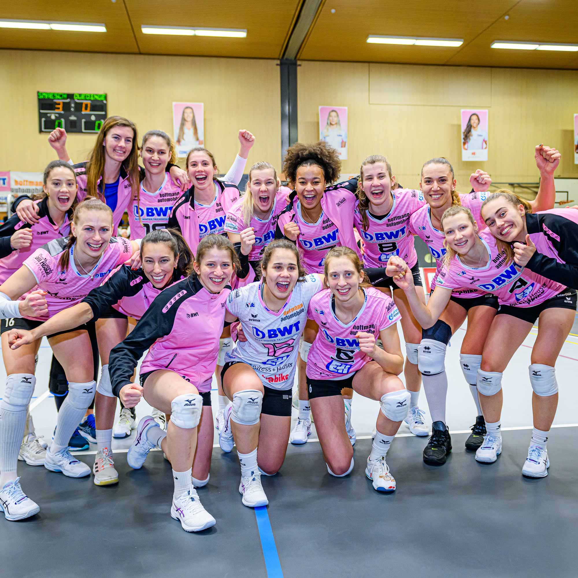 Die Spielerinnen von Sm'Aesch jubeln.