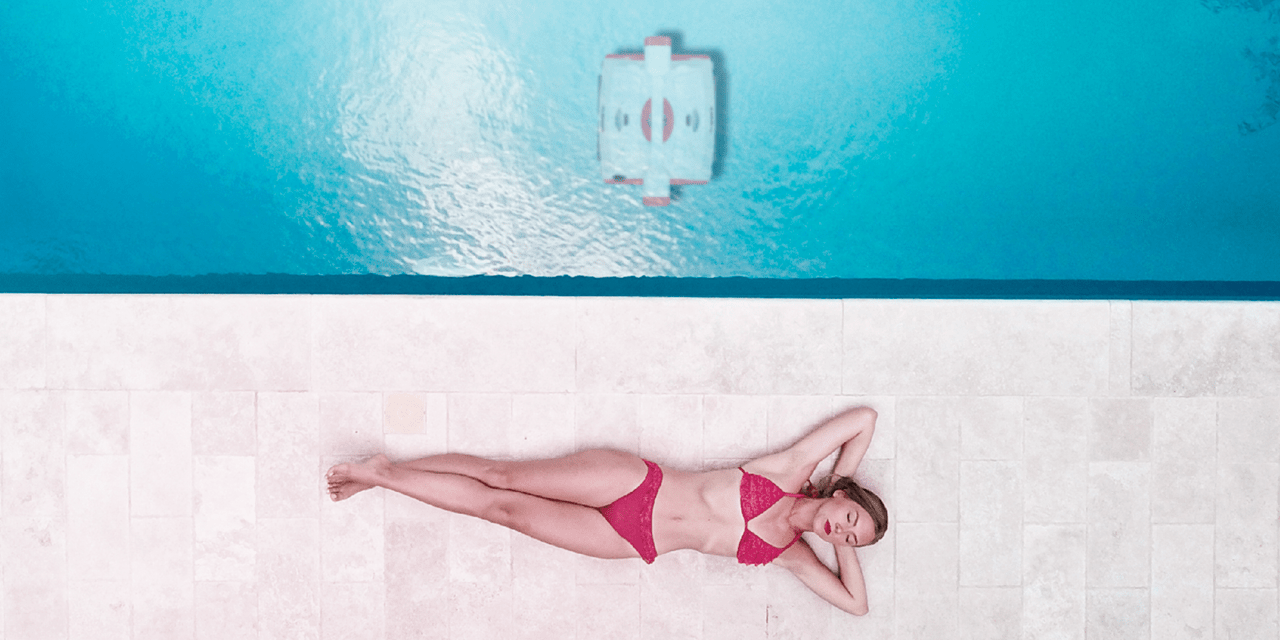 Reinigungsroboter im Swimming Pool.