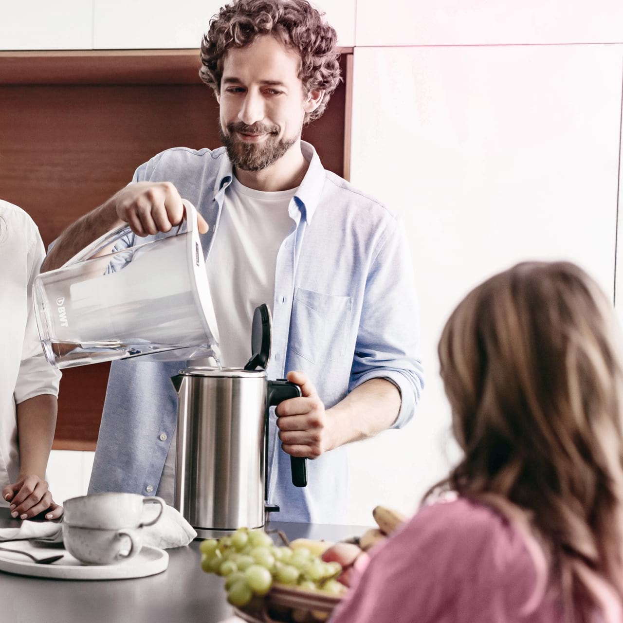 Mann mit Wasserkocher