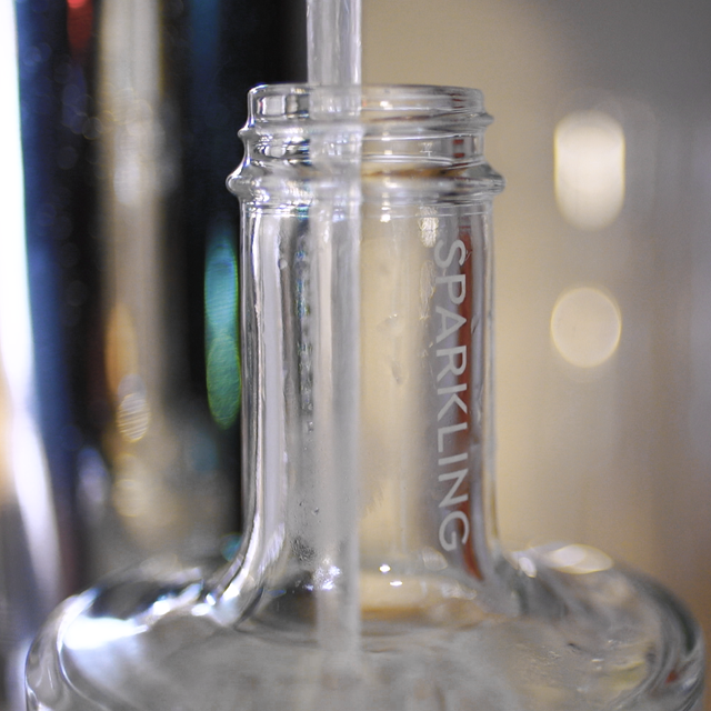 BWT mineralvand hældes i karaffel bwt-minralvand-i-karaffel