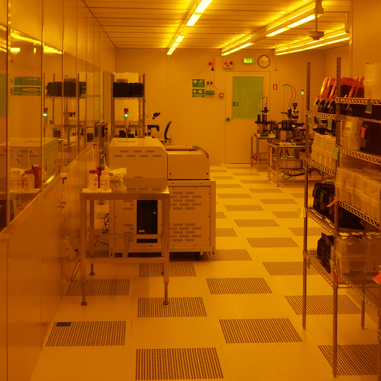 grundfos-rentrum-med-gult-lys-til-fotolitografiske-processer