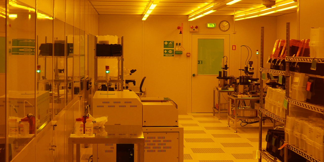 rent rum med gult lys hos grundfos rent-rum-med-gult-lys-hos-grundfos