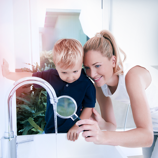 Mor og søn sprøjtegift, vand, vandfilter, mor, søn