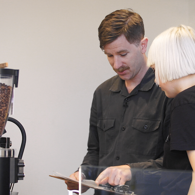 Kasper tjekker ROC APP med kollega kasper-tjekker-roc-app-med-kollega