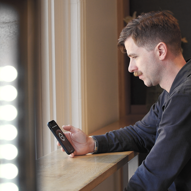 Kasper gennemgår driftparameter på ROC Coffee anlægget Kasper-gennemgaar-driftparameter-paa-roc-coffee-anlaegget