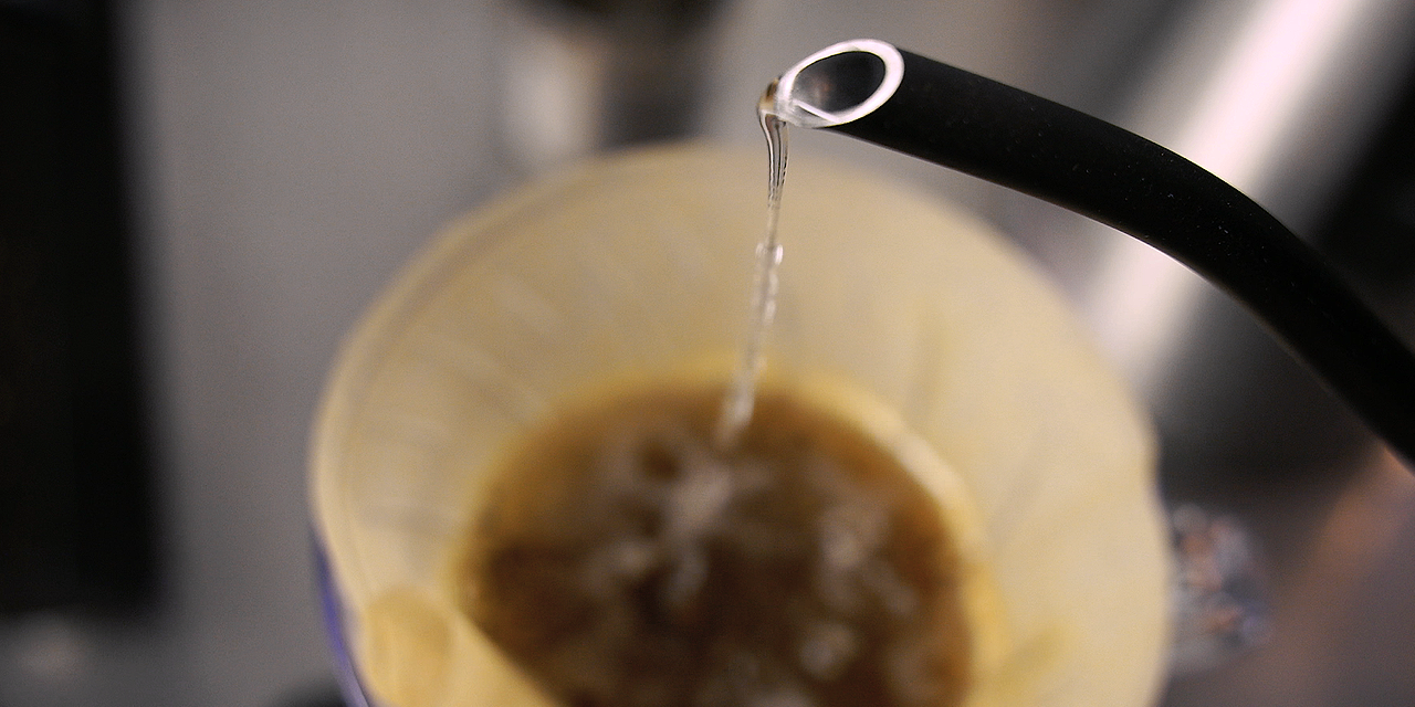 Pour over kaffe brygget med BWT ROC Coffee vand pour-over-kaffe-lavet-med-roc-coffee-vand