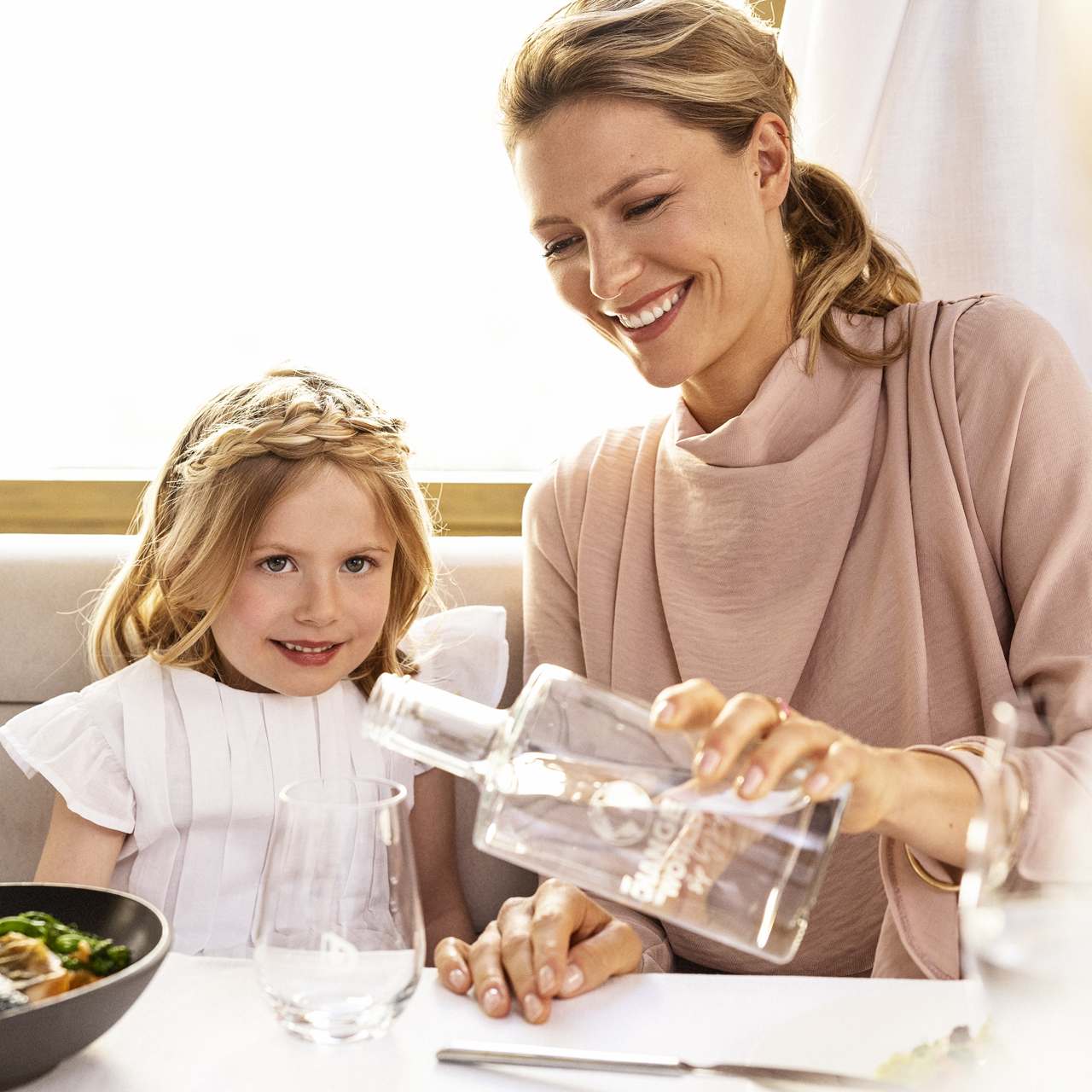 Server-vand-i-laekre-BWT-glaskarafler