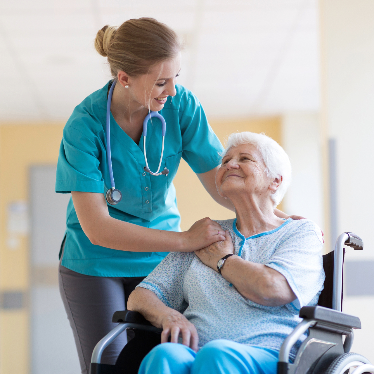 sygeplejerske tager sig af ældre person