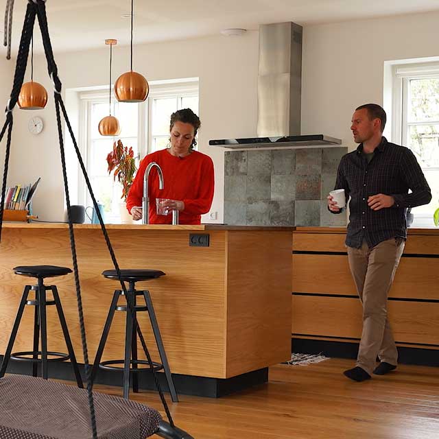 Rikke og rasmus sparer penge på husforsikringen med BWTvand