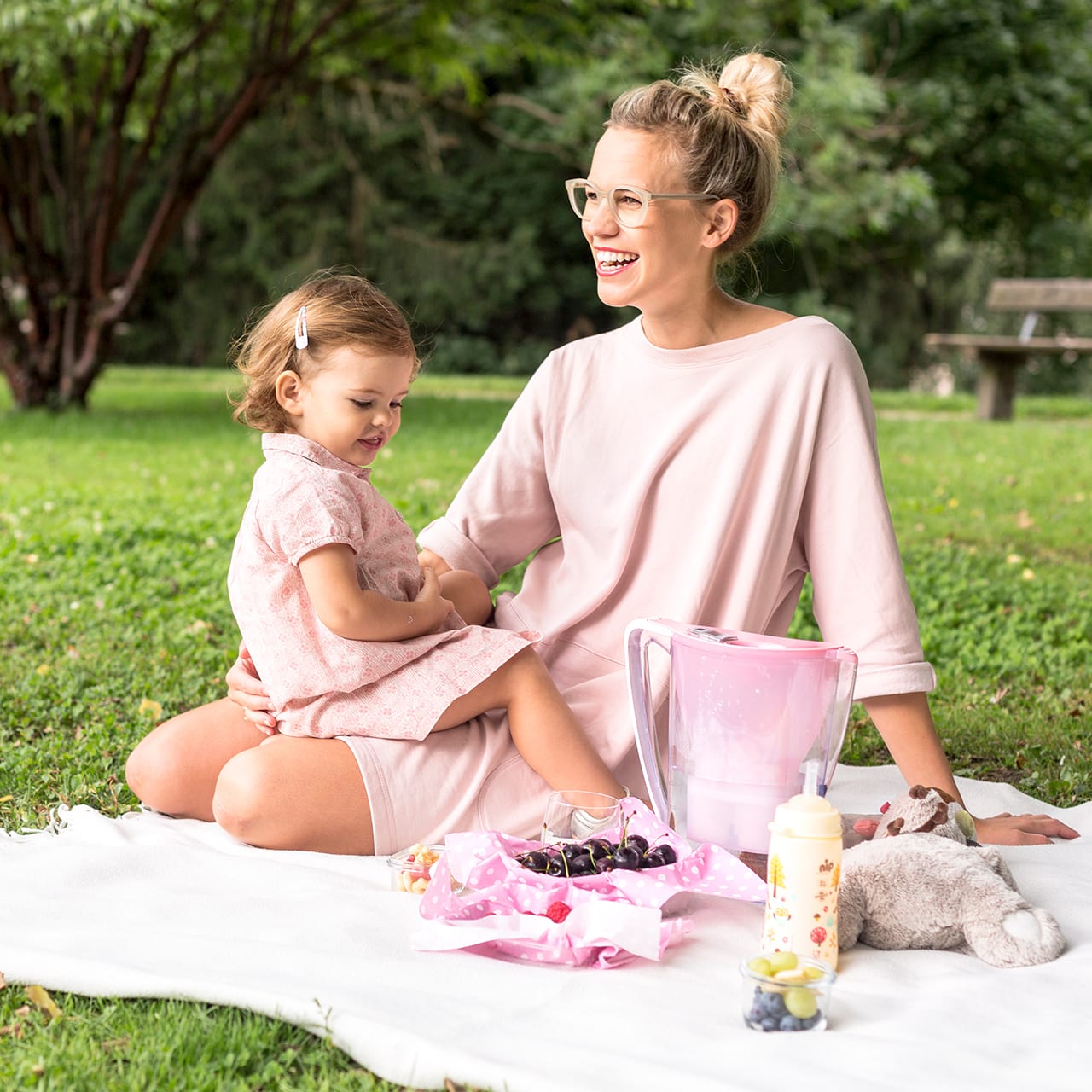 mum and child picnic
