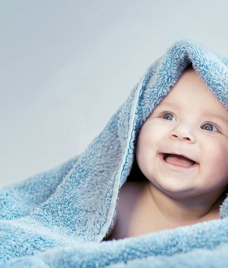 Baby eingewickelt in kuscheliger Decke