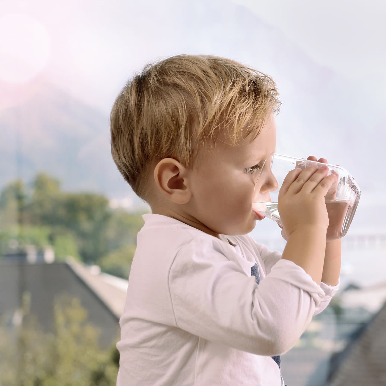 Junge trinkt sauberes Wasser