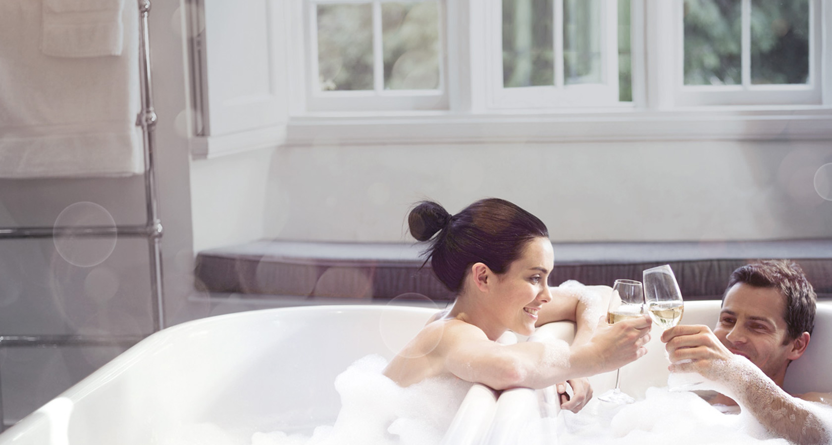 Pärchen genießt Schaumbad miteinander