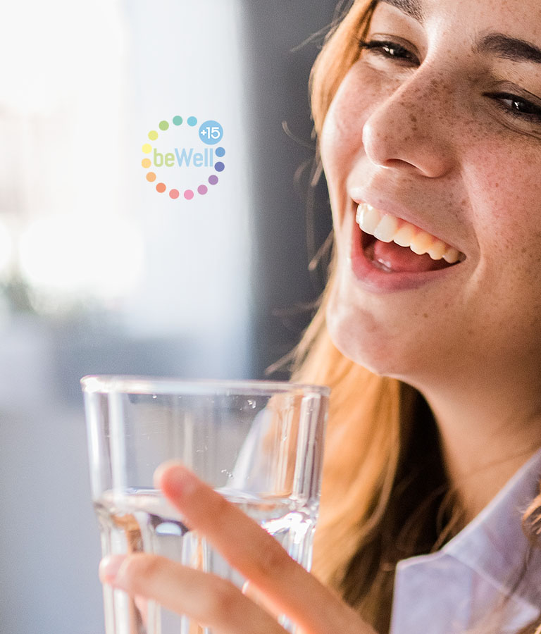 Vrouw met een beWell drankje