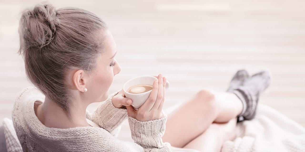 Frau relaxed in wohlig warmen Raum