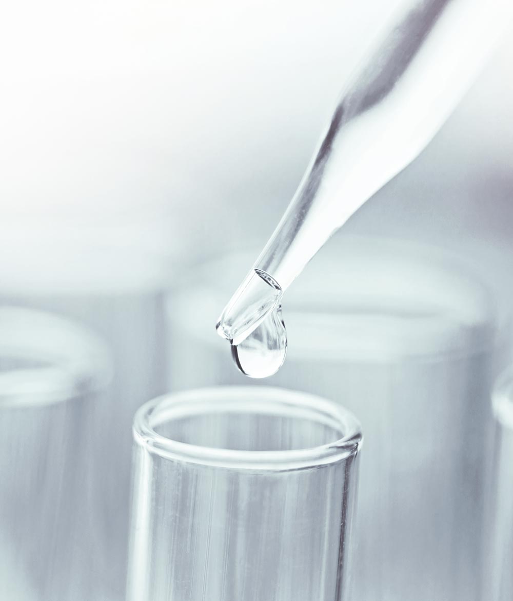 Une goutte d'eau tombe de Piepette dans un tube à essai.