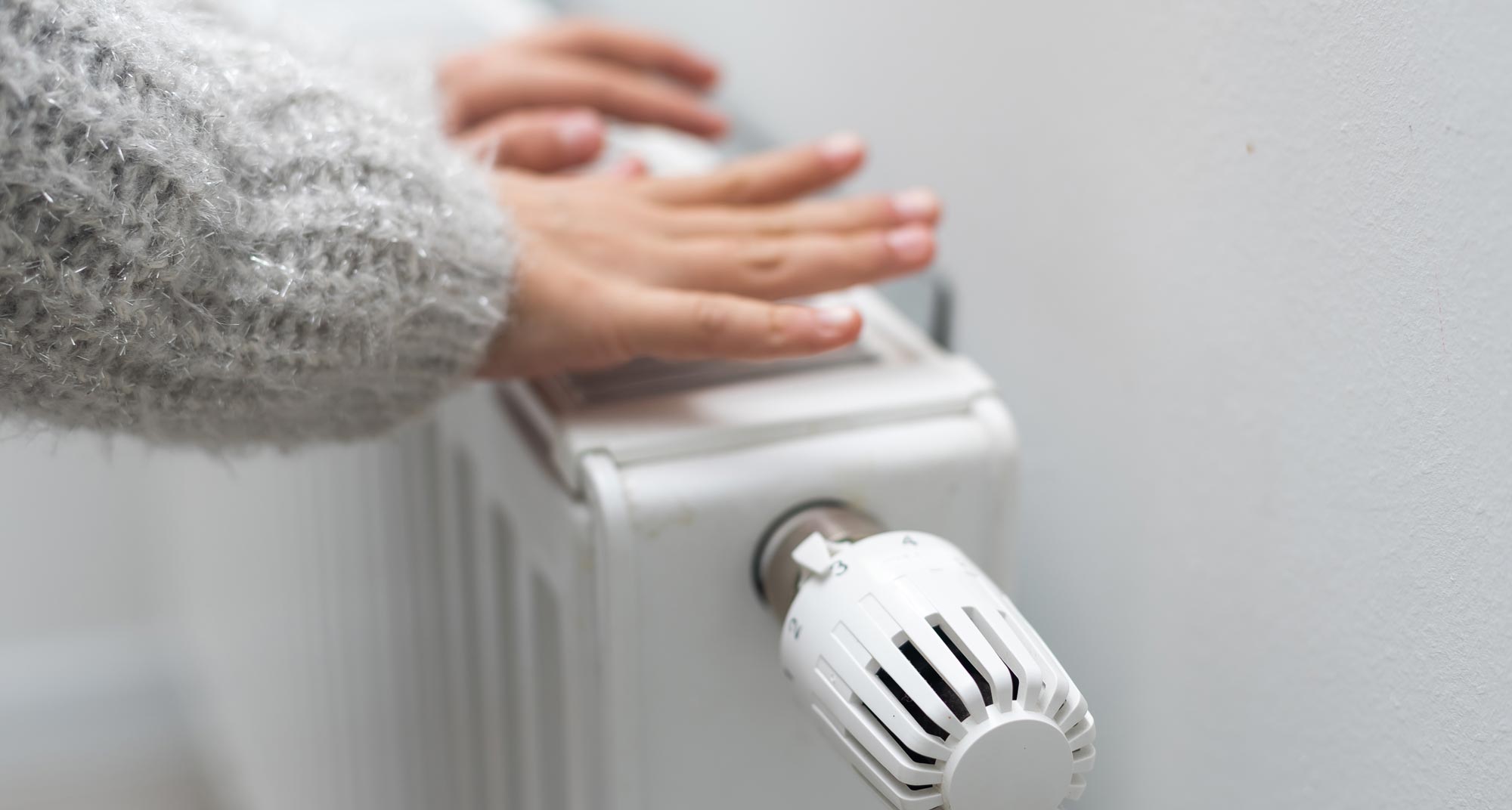 Les mains sont réchauffées par des radiateurs.