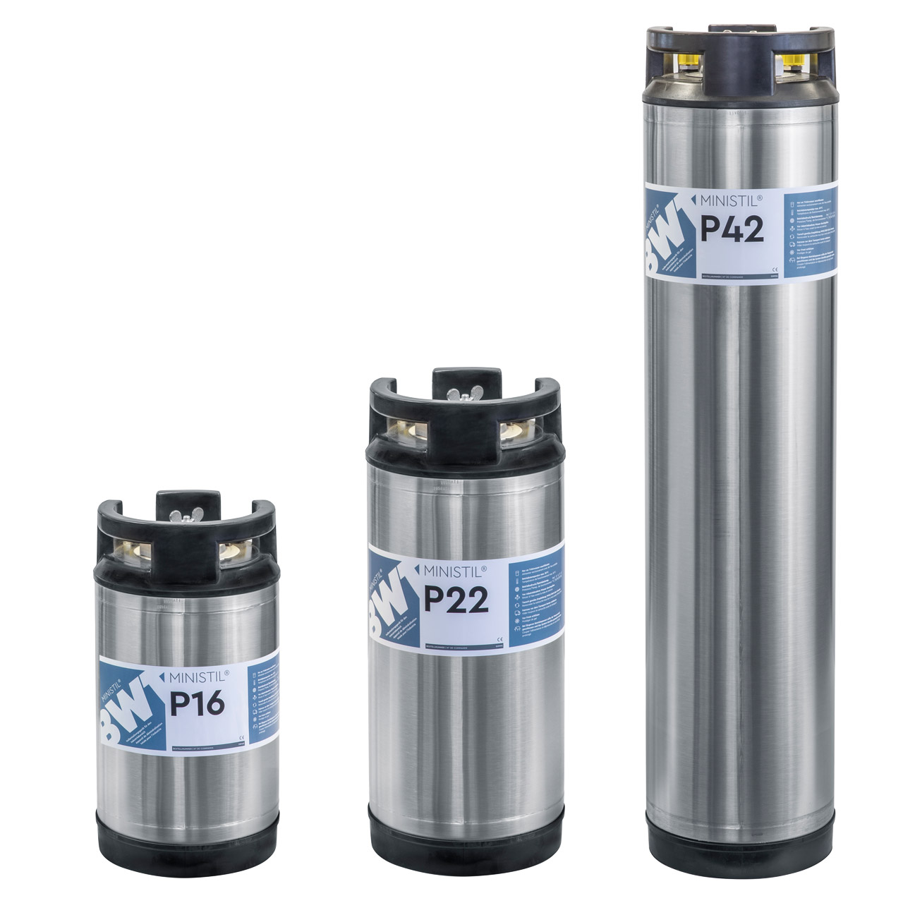 Trois cartouches de déminéralisation BWT en acier inoxydable de tailles différentes, isolées