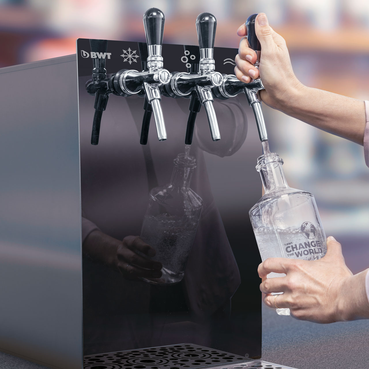 L'eau du BWT WasserBar s'écoule dans la carafe.