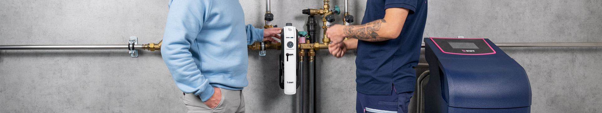 Le technicien de service parle avec le client au sujet du filtre à levier unique BWT.