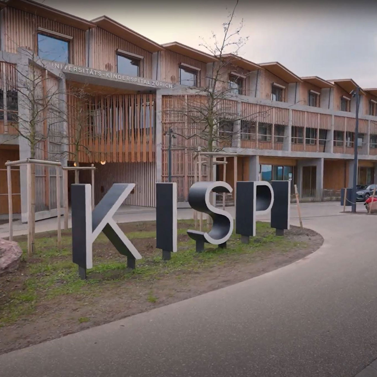 Logo Kinderspital vor dem Kinderspital Zürich.