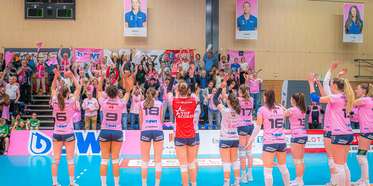 L'équipe de volleyball Sm'Aesch Pfeffingen fait la fête avec ses fans.