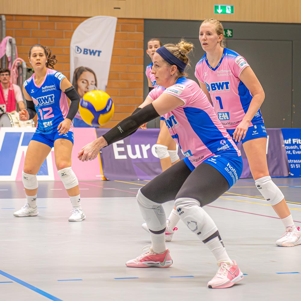 Une joueuse de volley-ball fait une manchette.