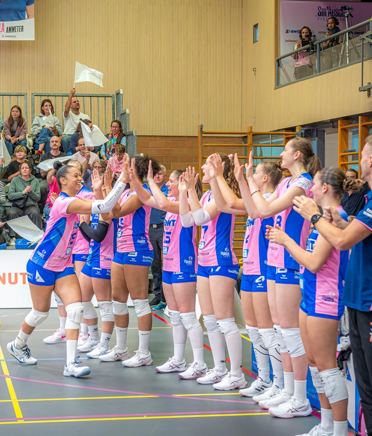 Une joueuse de volley-ball applaudit ses coéquipières.