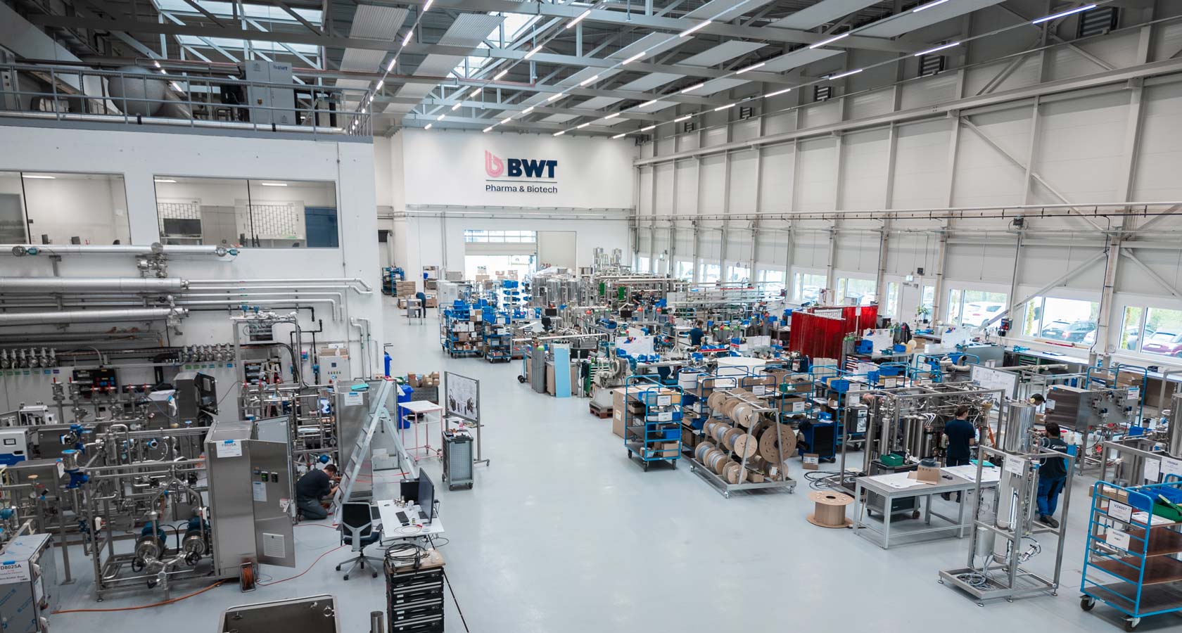 Grand hall de production, vue d'en haut via un drone