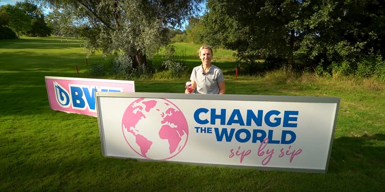 Madame explique dans la vidéo pourquoi ils ont opté pour une Bottle Free Zone.