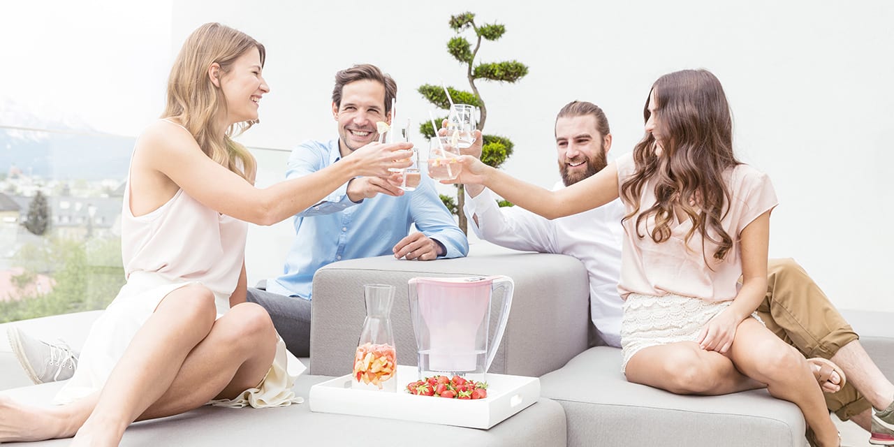 Freunde trinken zusammen Wasser