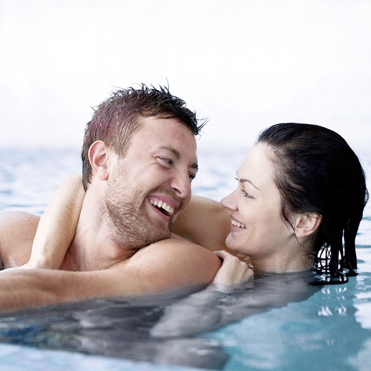 Couple en piscine
