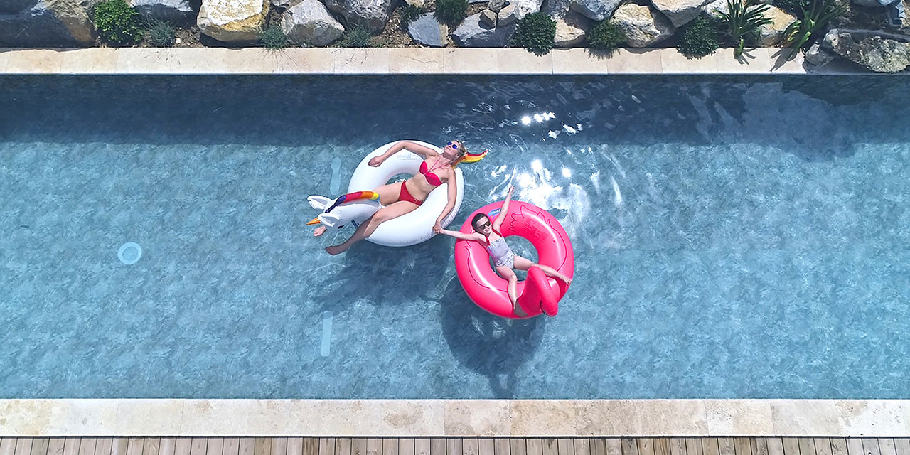 Baignade dans une piscine