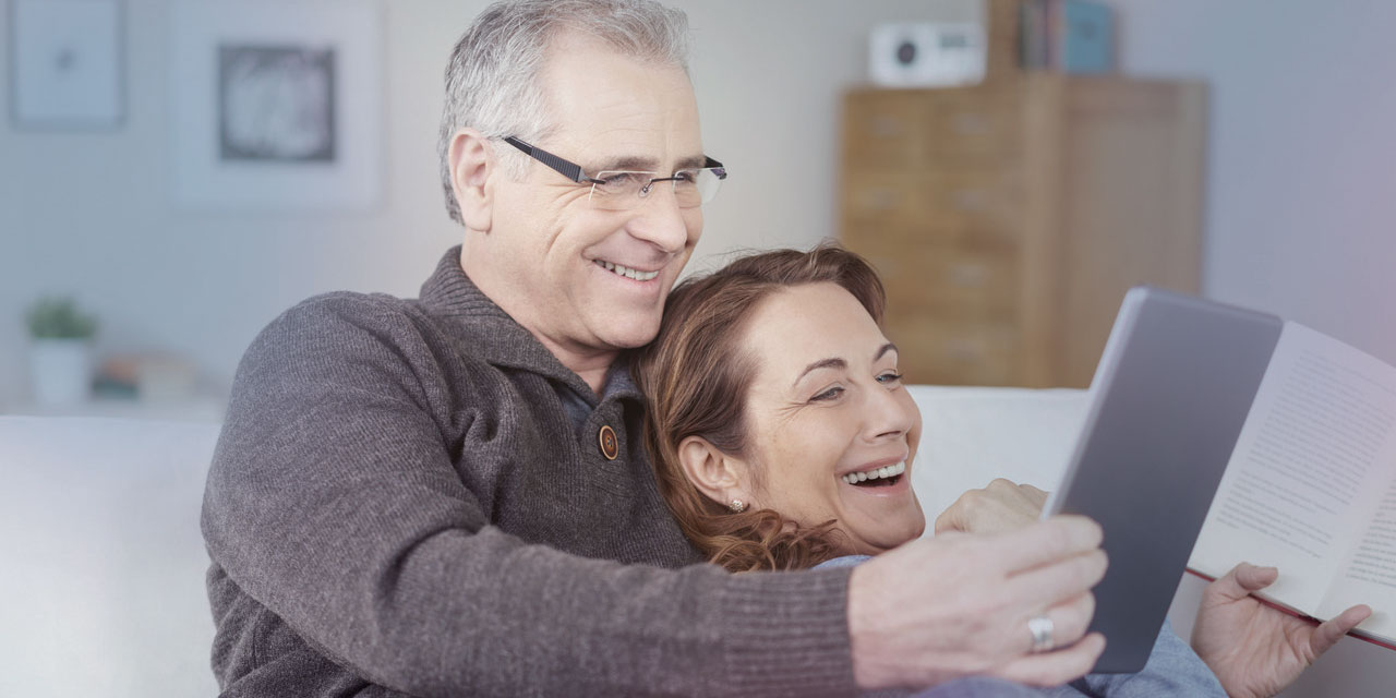 couple à la maison avec tablette