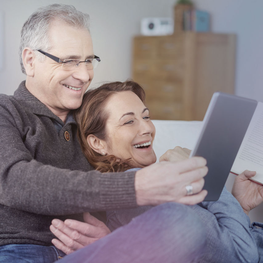 couple à la maison avec tablette