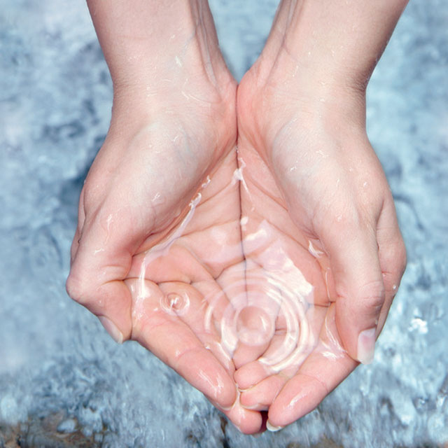 Mains dans l'eau