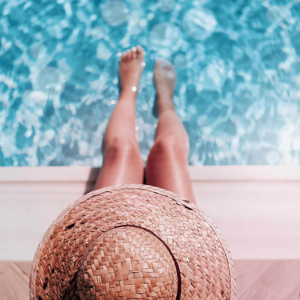 Femme au bord de la piscine