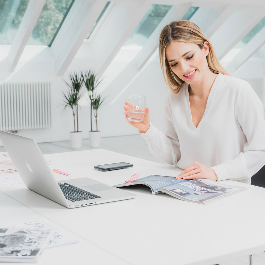 femme boit eau au travail