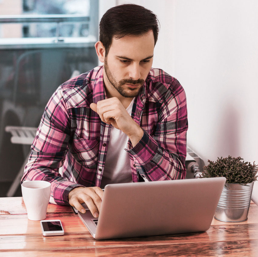 homme teletravail ordinateur