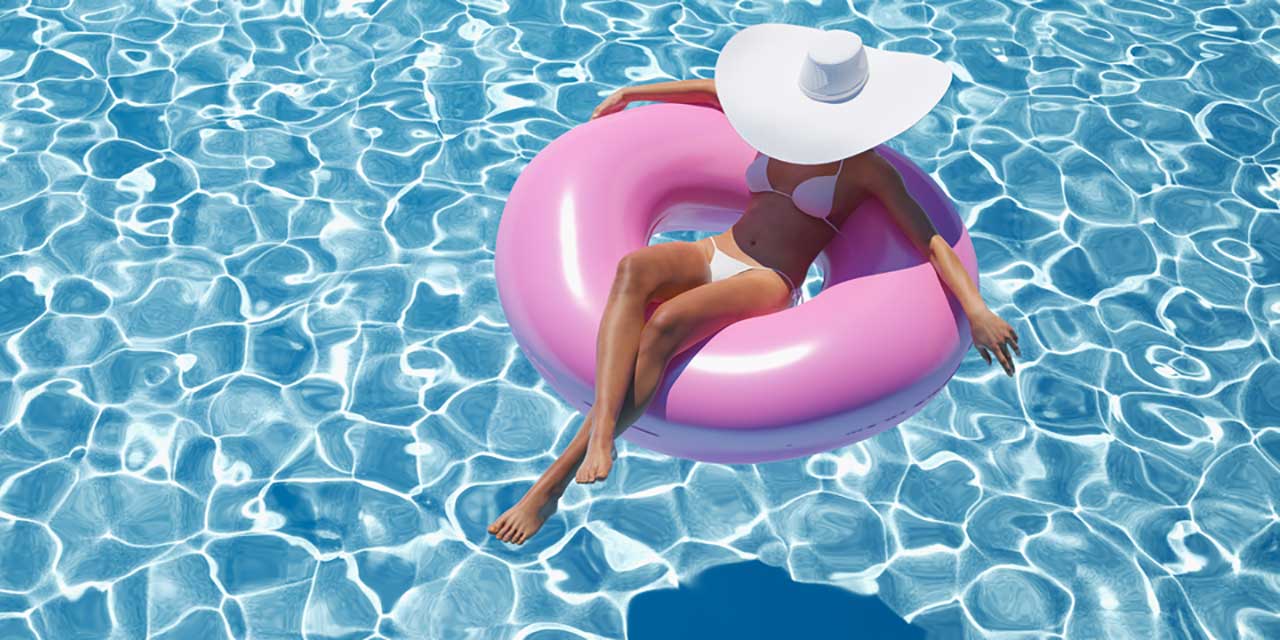 une femme se baigne dans sa piscine sur une bouée