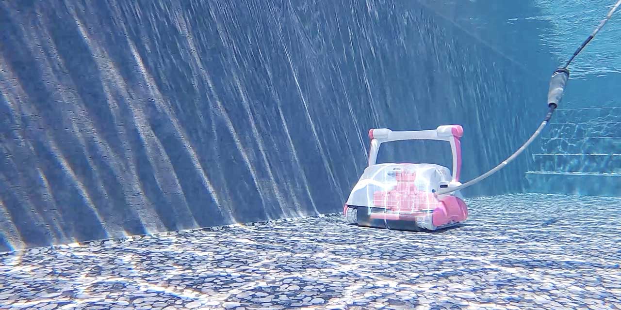 Robot de piscine BWT sous l'eau