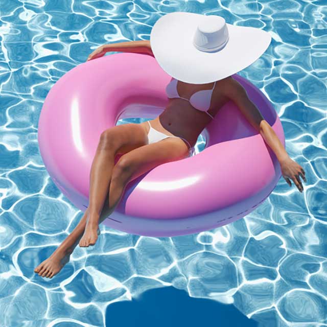 une femme se baigne dans sa piscine sur une bouée