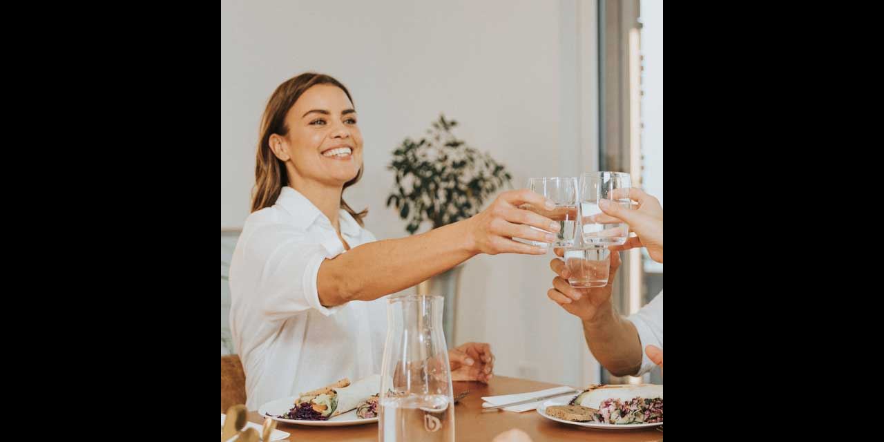 Des amis trinquent ensemble à table