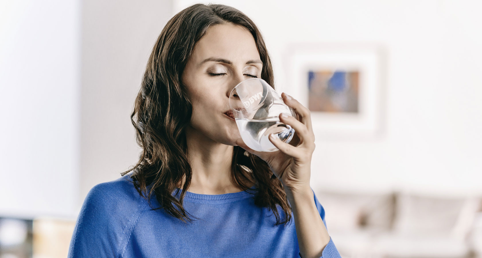 Femme boit un verre d'eau