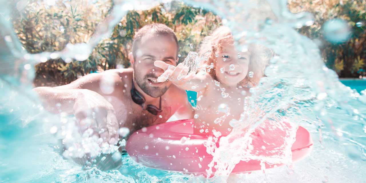 Un homme et sa fille dans la piscine