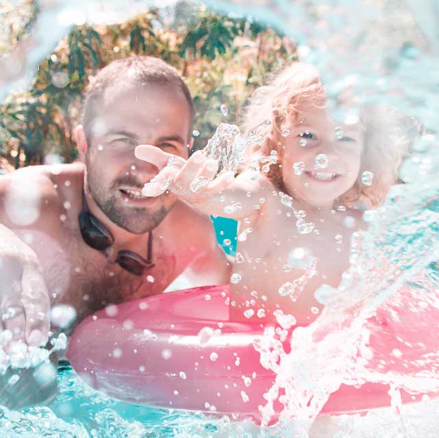 Un homme et sa fille dans la piscine
